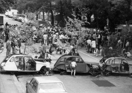 Ein Bild von der Ein Bild von der Sperrung der Hohl­strasse zwischen den Schulhäusern 1979. Von Hannes Lindenmeyer