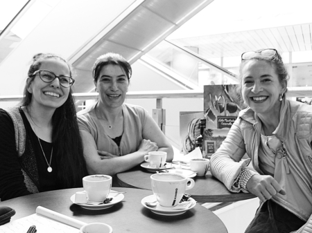 Das Foto zeigt Ezgi Akyol, Kezban Yilmaz und Christine Seidler (von links), wie sie an einem Tisch vor leeren Kaffeetassen sitzen.