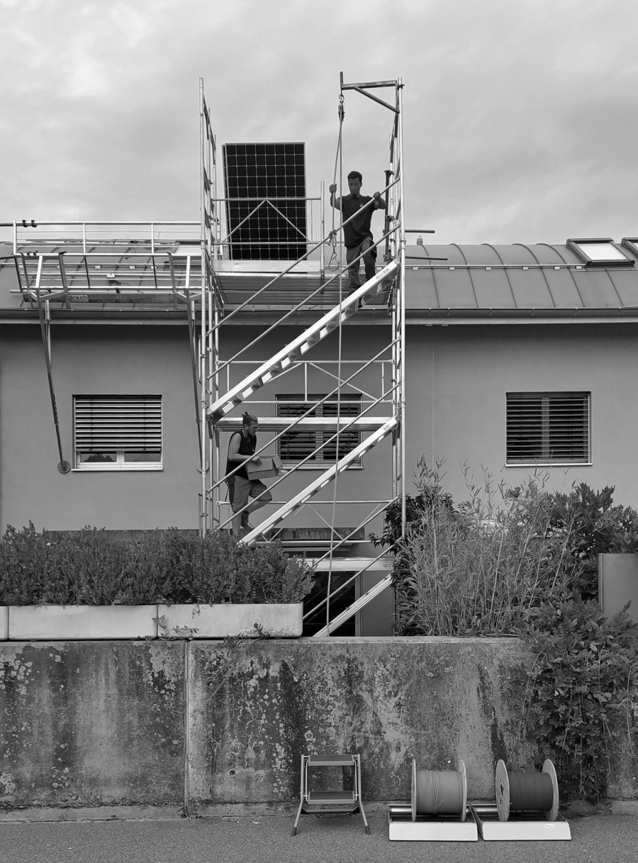 Auch Kleinvieh macht Mist: Solarzellen-Montage auf dem Dach eines Wohnhauses. Urs Keller, Ex-Press
