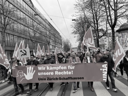 Die Demonstration im Rahmen der Protesttage auf dem Weg zum Sitz der Baumeister in Zürich.  Bild: Sergio Scagliola